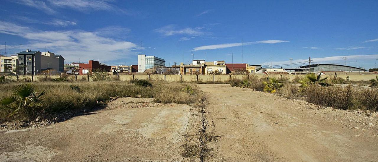 Detalle de los terrenos del futuro parque de desembocadura entre Natzaret y el puerto. | F.B.