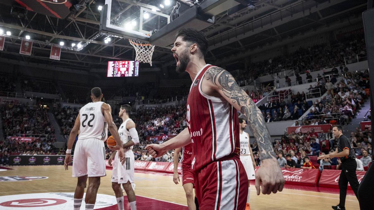 Santi Yusta celebra con rabia una canasta con el Casademont Zaragoza ante el Real Madrid.