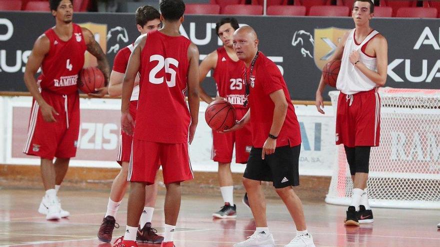 Arturo Álvarez, en su primer entrenamiento con el Benfica.