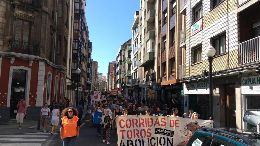 Los antitaurinos se hacen notar en Gijón