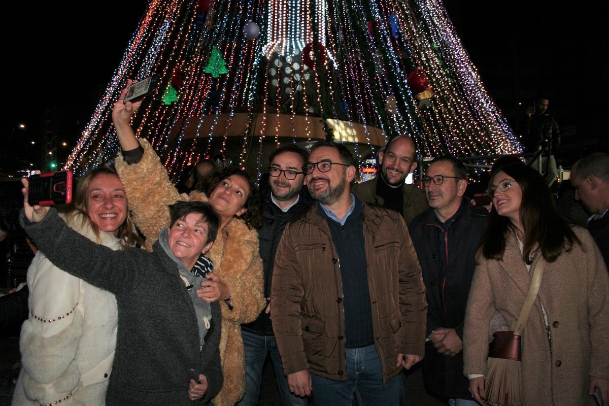 Nines Mazuecos, María Dolores Chumilla, Isabel Casalduero, Isidro Abellán, Diego José Mateos, José Ángel Ponce, José Luis Ruiz Guillén e Irene Jódar, protagonizaban uno de los cientos de ‘selfies’ que los lorquinos se hicieron ante el gigantesco abeto.