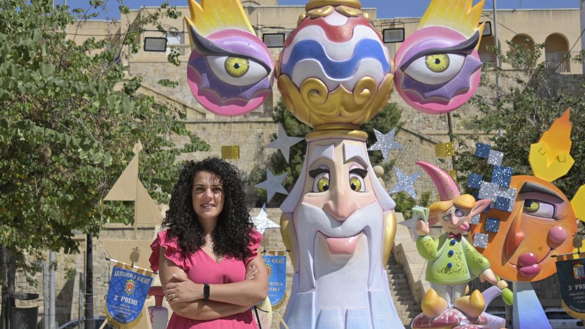 Cristina Cutanda, concejala de Fiestas de Alicante, ante su hoguera, José María Py, este sábado