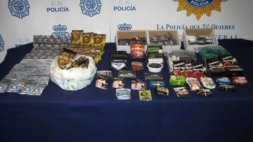 Sobres con marihuana sintética intervenidos por la Policía en la operación.