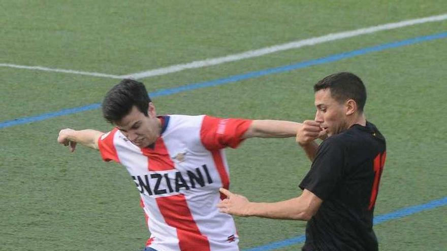 Un jugador del Alondras protege el balón. // Gonzalo Núñez
