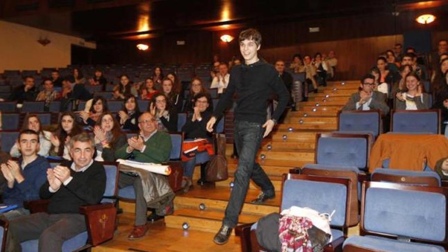 El ganador de la Olimpiada, Javier Cuadrado, se dirige a recoger su premio.