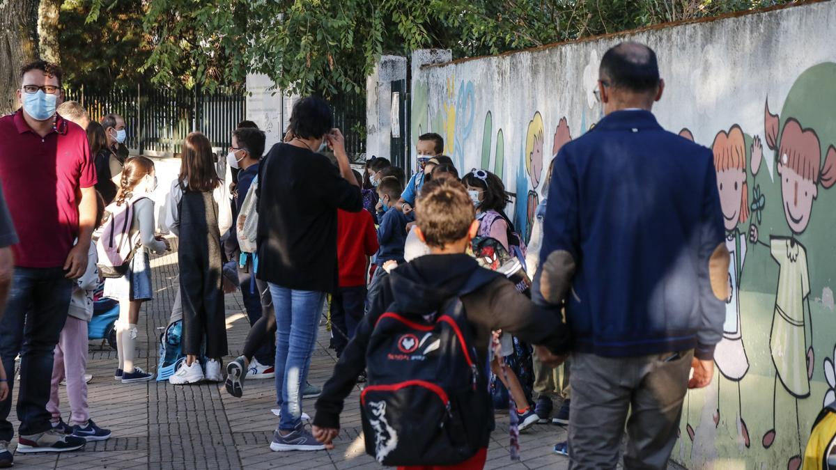 Familias con niños en la puerta de un colegio de Cáceres.