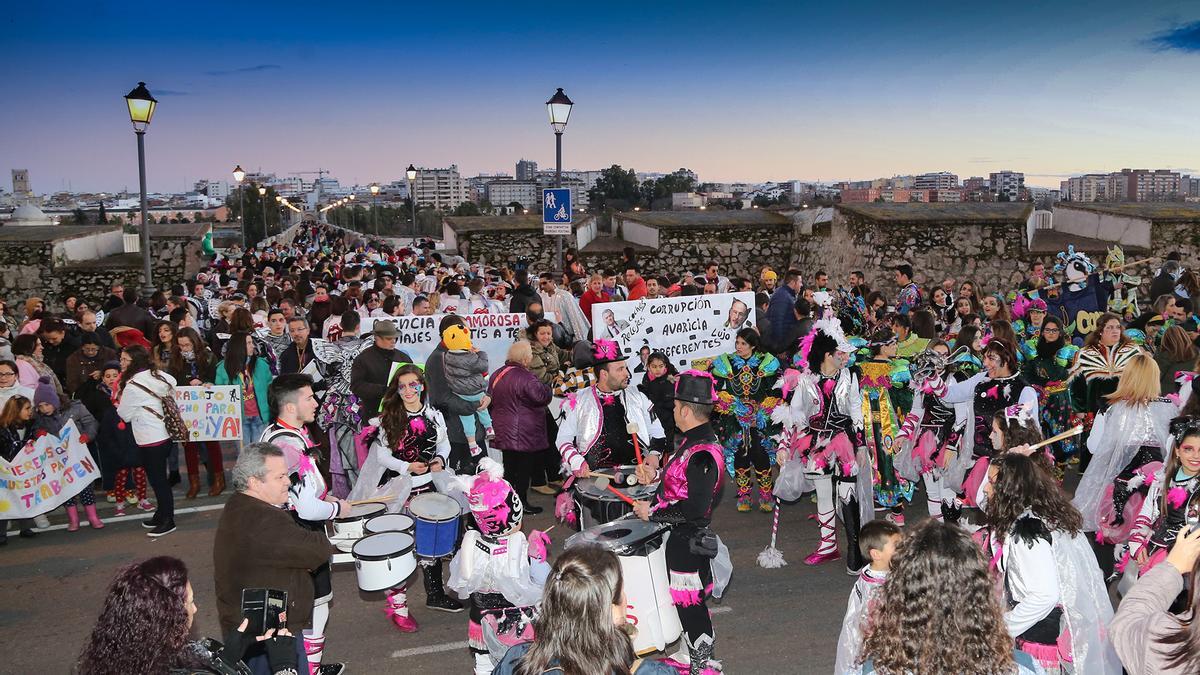 Imagen de archivo de la participación de comparsas en el desfile de las Candelas de la Margen Derecha.