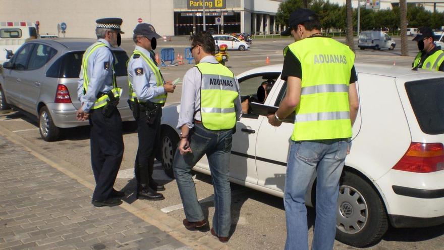 Agentes de Aduanas, junto a policías locales, durante una investigación en Palma.