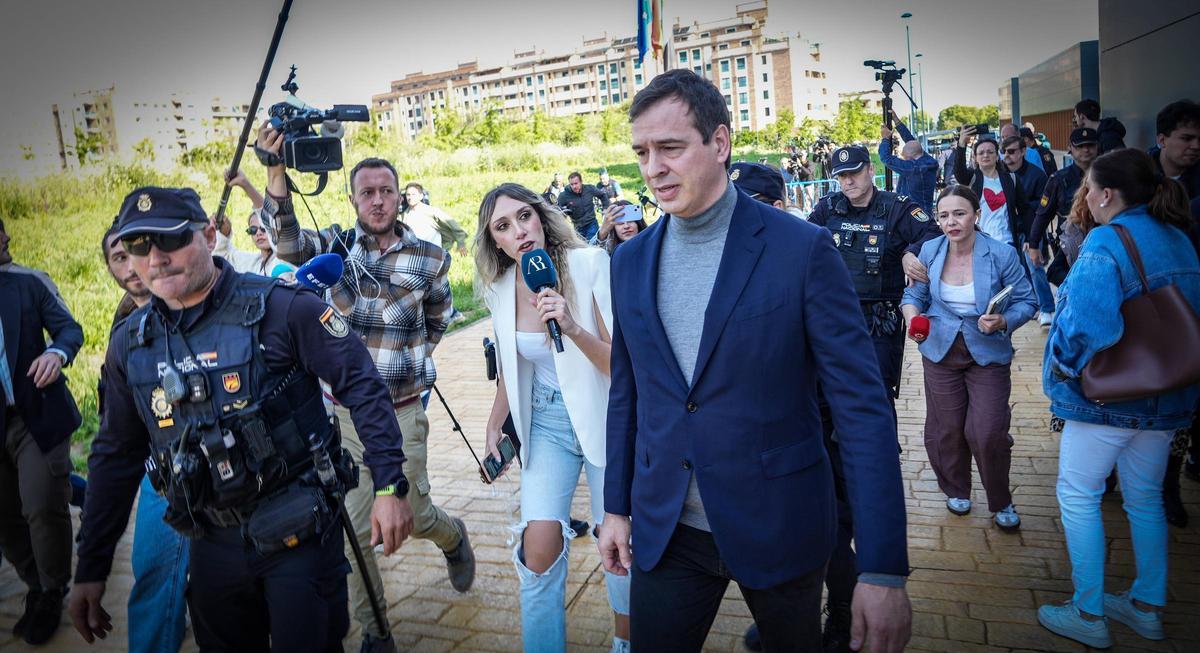 David Sánchez a la salida de los juzgados en Badajoz este viernes.