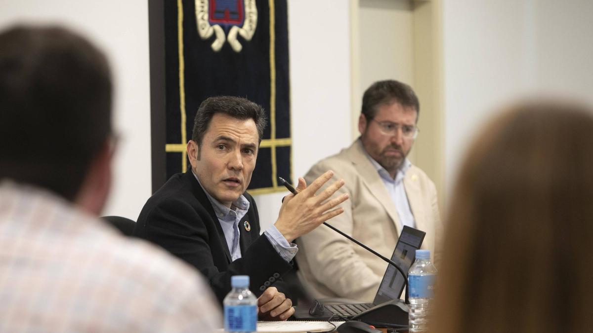 El alcalde y el edil Eduardo Almor, en un pleno.