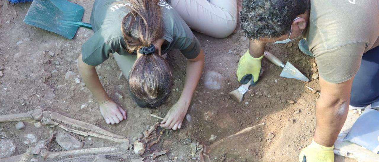 Antiguos trabajos para la exhumación de fosas en el cementerio de La Salud.