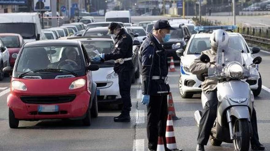 Control policial de carreteras, ayer, en Roma. // Efe