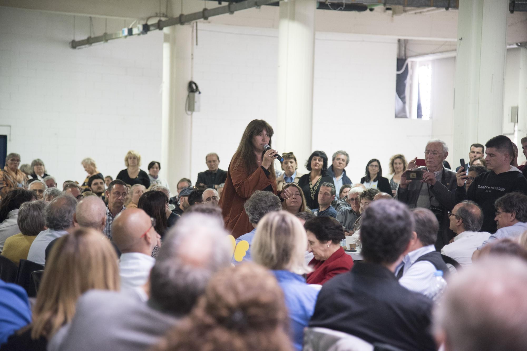 Laura Borràs es estimada en un acte amb els seus afins a Manresa