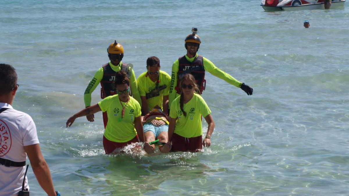 Bild vom Freitag (28.7.) Rettungsschwimmer üben den Umgang mit einem Wirbelsäulenbruch an der Playa de Muro.