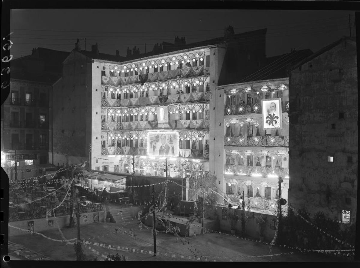 Patios engalanados en una corrala de Lavapiés para las fiestas de San Lorenzo y San Cayetano en 1954.