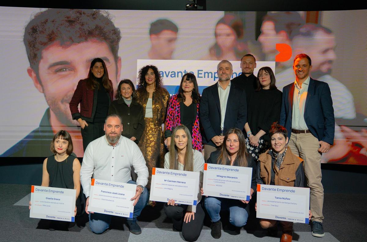 Ganadores y representantes de Davante en la clausura del programa Emprende 2025.