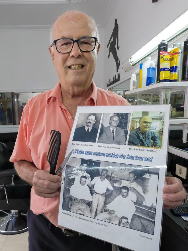 José Castro muestra el cartel de su familia, dedicada a la barbería.