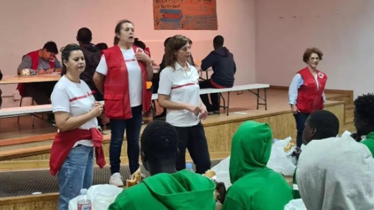 Voluntarias de Cruz Roja atienden a migrantes llegados a Mérida.