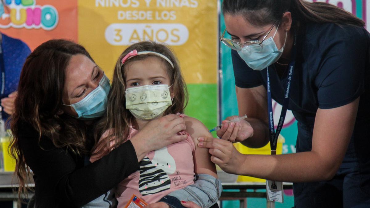 Un menor recibe la vacuna contra el covid en Chile.
