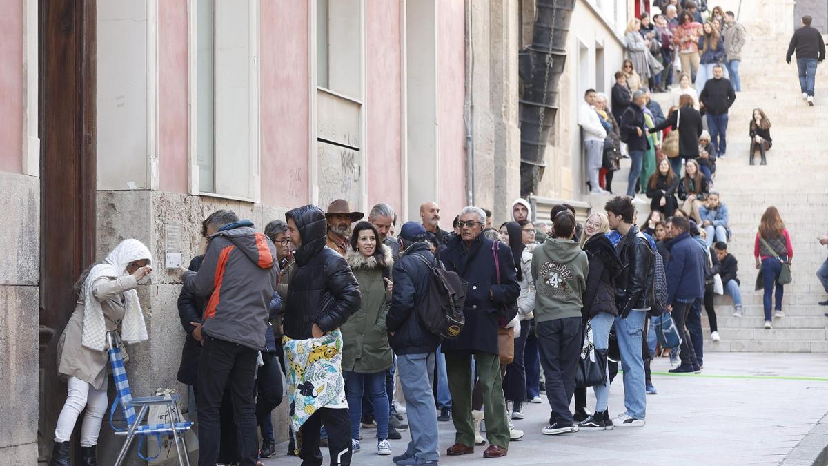 Largas colas en Puerta Ferrisa para participar en el casting