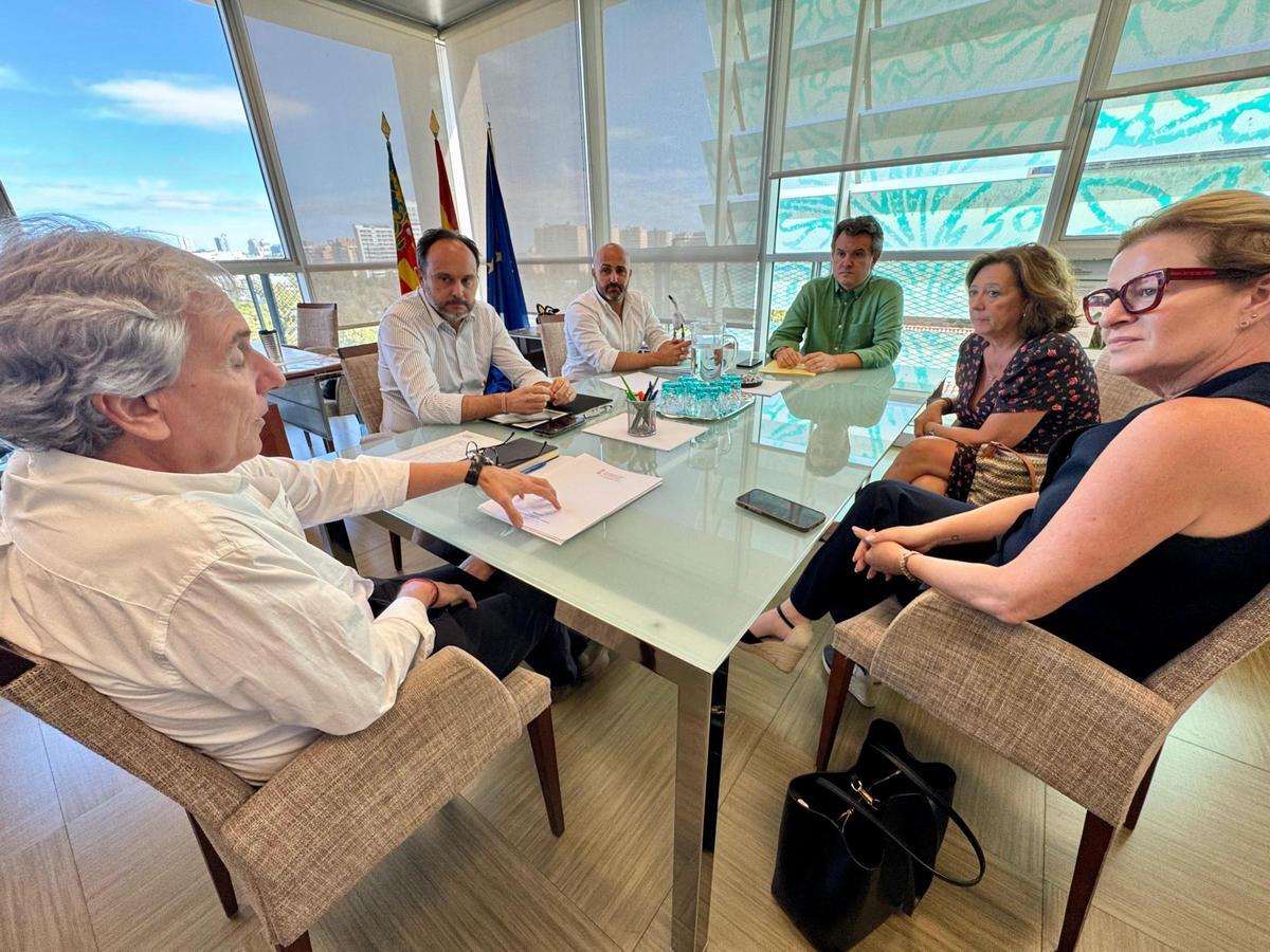 Reunión de Raúl Mérida, Jorge Blanco, cargos del Consell, y los alcaldes de Benejúzar y Jacarilla, además de la diputada provincial y diputada autonómica, Ana Serna y María Gómez el pasado verano en València en la que se trasladó que la ubicación ya no sería junto a Jacarilla