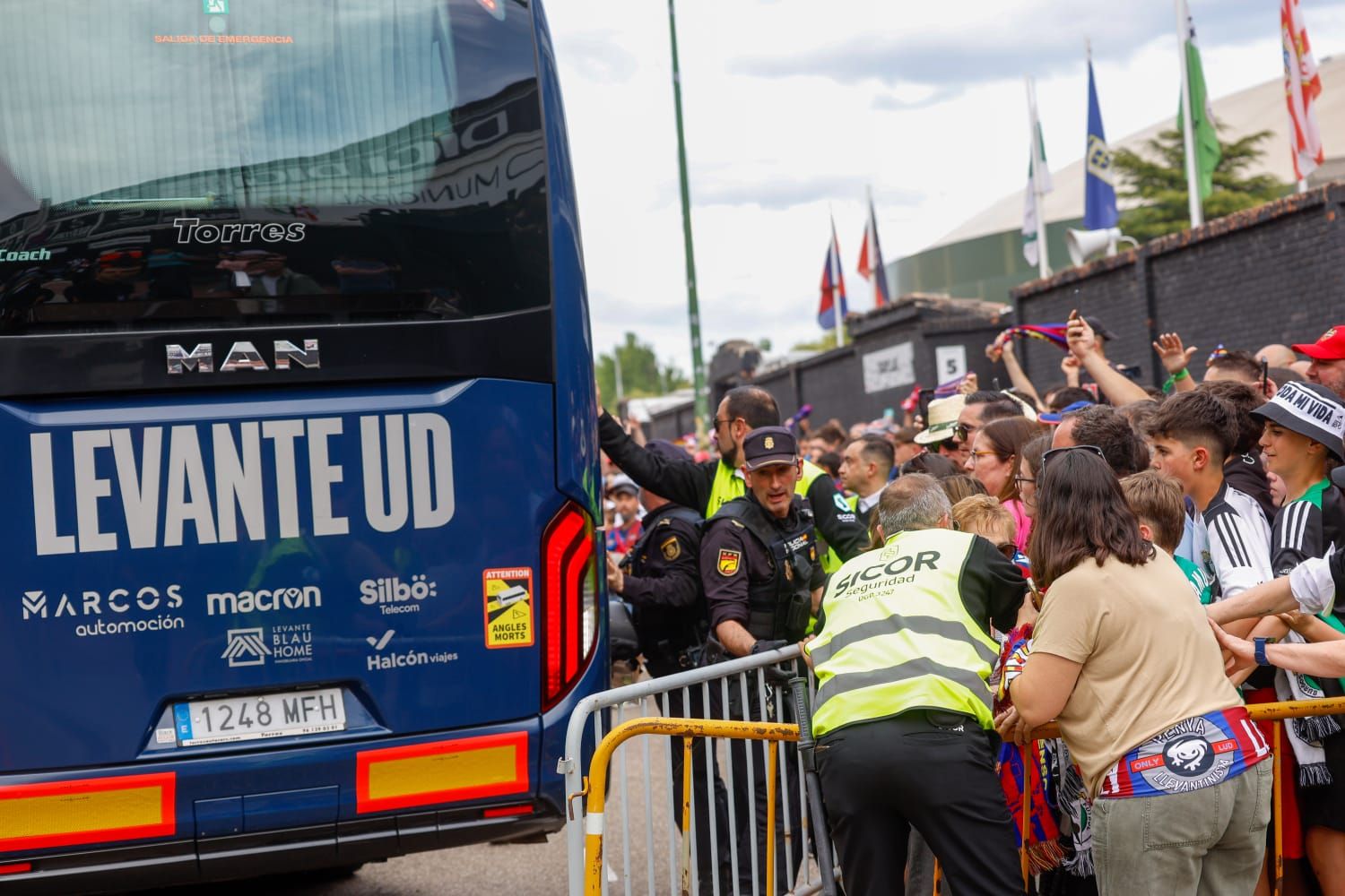 Explosión granota en la llegada del Levante UD a El Plantío
