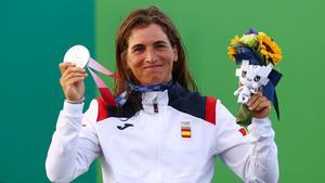 Maialen Chourraut, con su medalla en el podio de Tokyo.