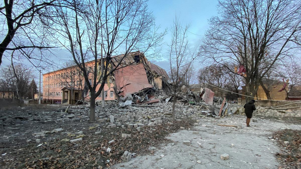 Un hombre contempla los escombros de una escuela provocados por el impacto de un misil ruso en Kramatorsk, este jueves.