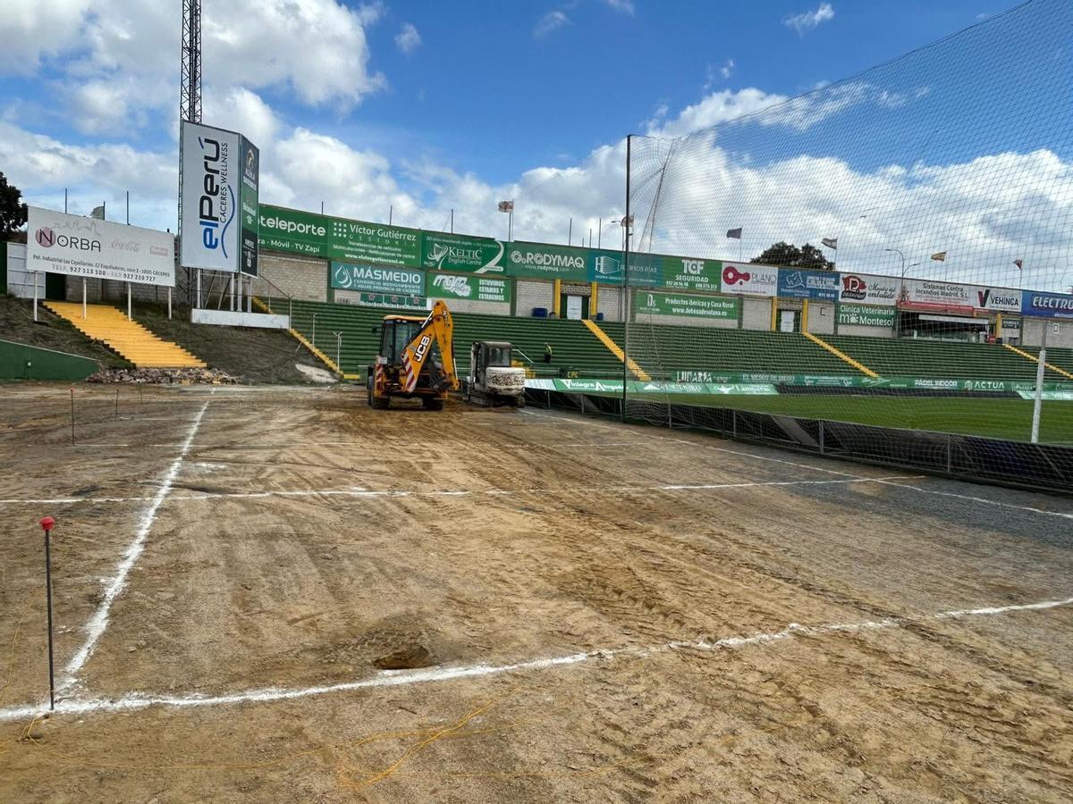 Trabajos en el Príncipe Felipe para construir la nueva grada.