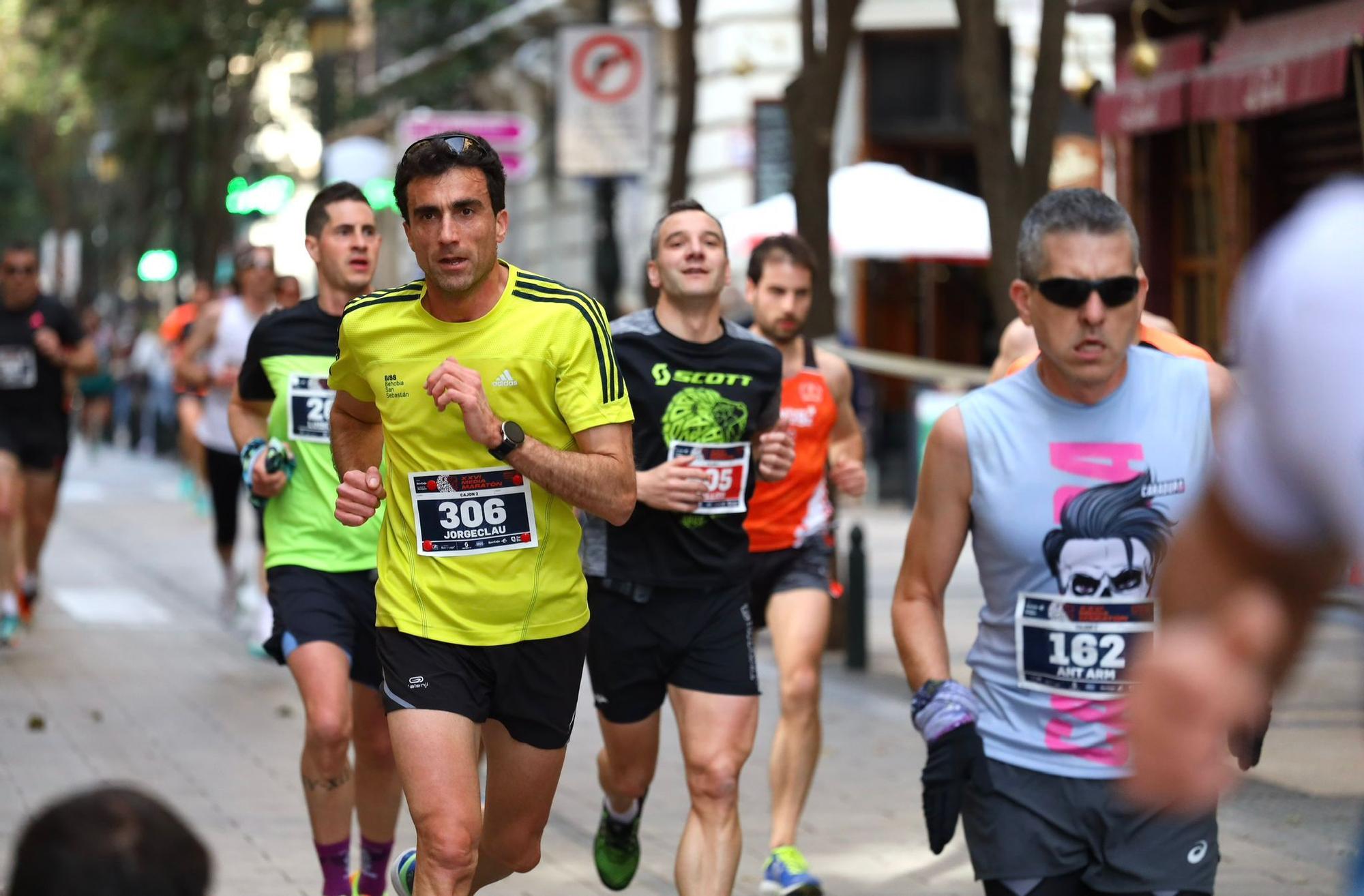 En imágenes | Búscate en el Medio Maratón de Zaragoza 2024