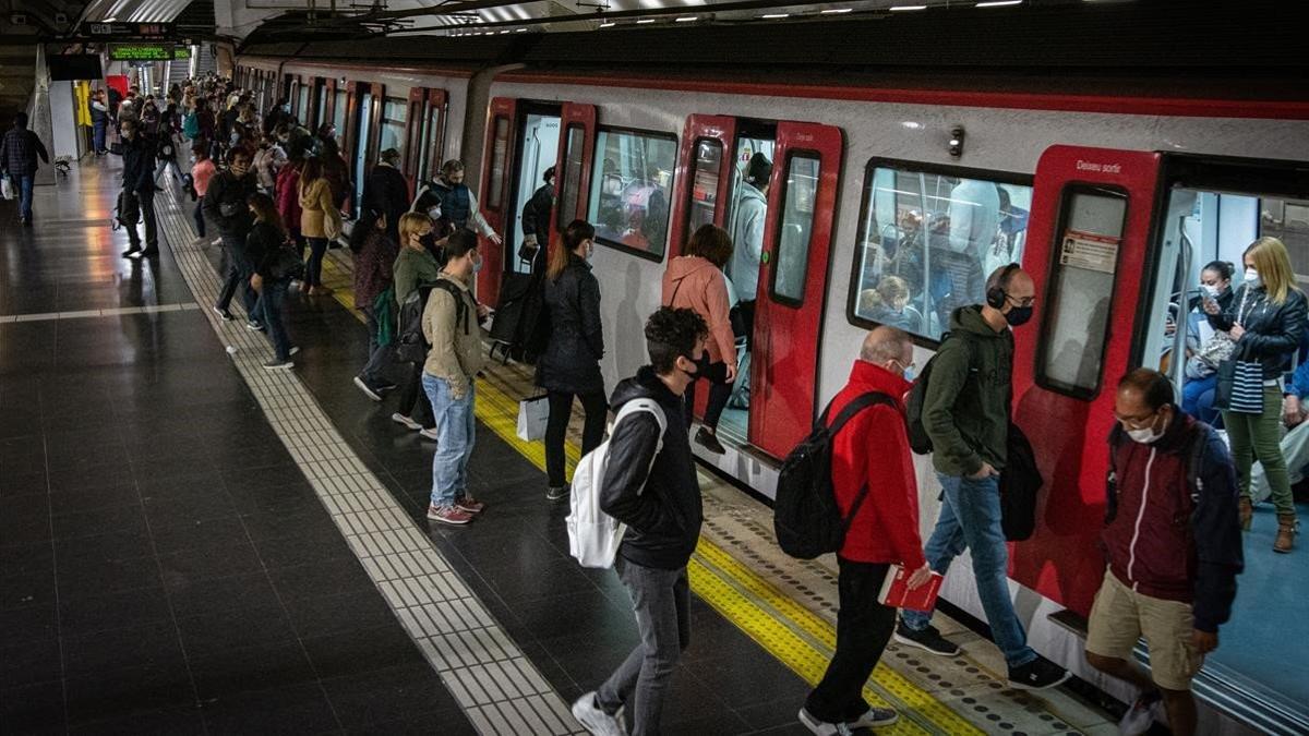 Estación del metro de Barcelona el 16 de octubre del 2020, a primera hora de la mañana