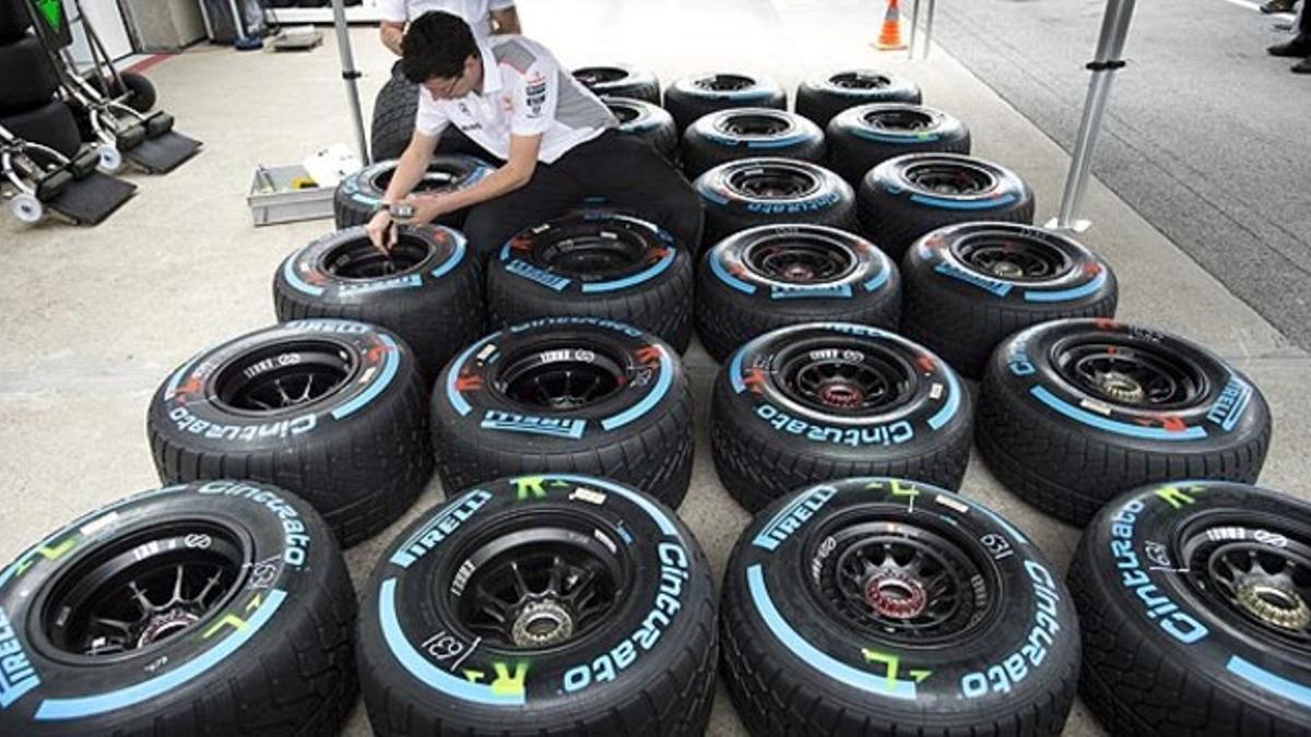 Un miembro del equipo de Mercedes comprueba los neumáticos Pirelli que utilizarán sus pilotos este fin de semana en el GP de Canadá
