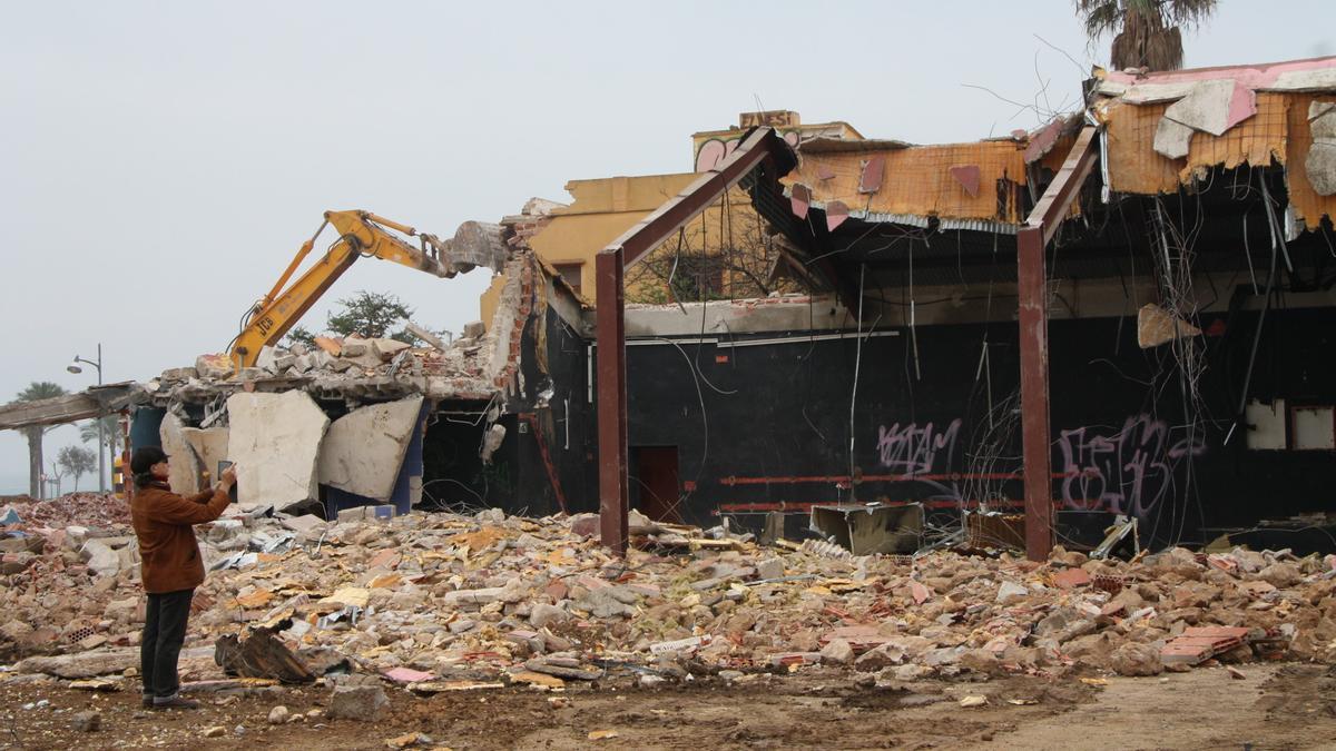 Tres años después de su cierre en 2010, las máquinas demolieron el edificio de la discoteca Hangar en 2013.