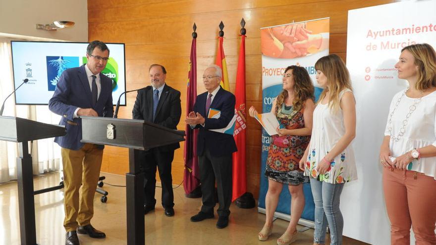 José C. Vicente, Tomás Zamora, Asunción Santos, Rebeca Pérez y Conchita Ruiz en la presentación