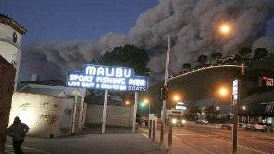 Una columna de humo se extiende sobre las montañas de Malibú
