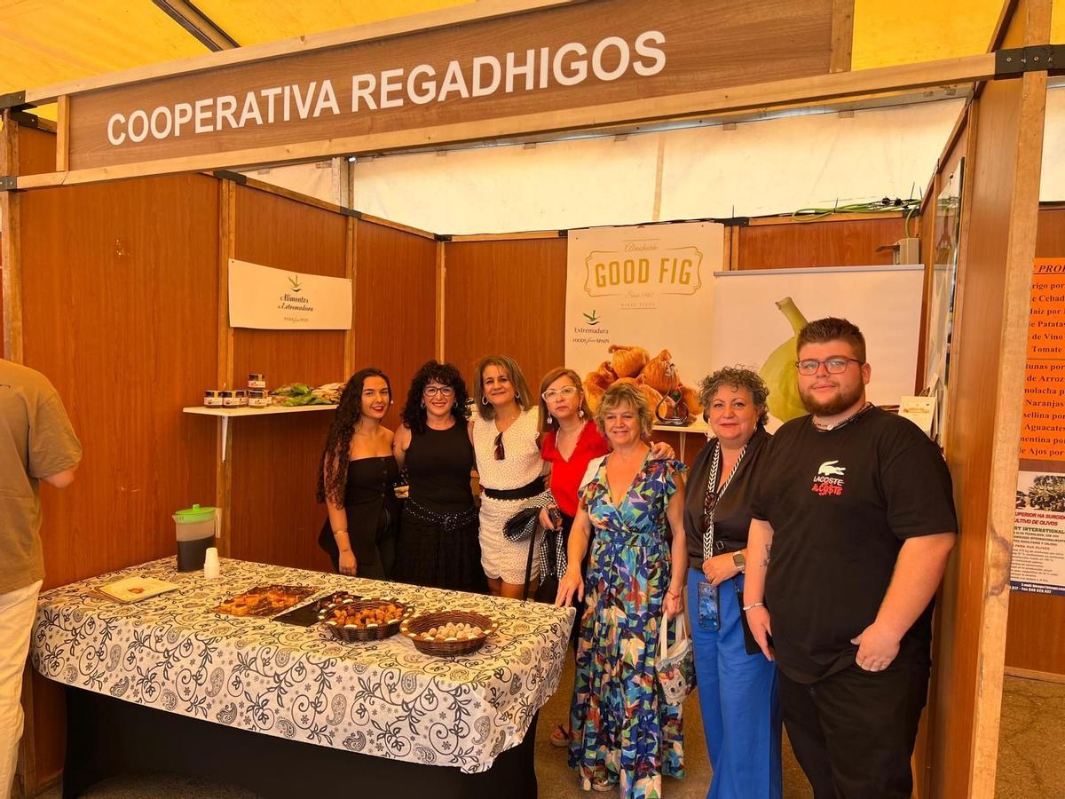 La alcaldesa Antonia Molina, en el stand de la cooperativa Regadhigos en una pasada edición.