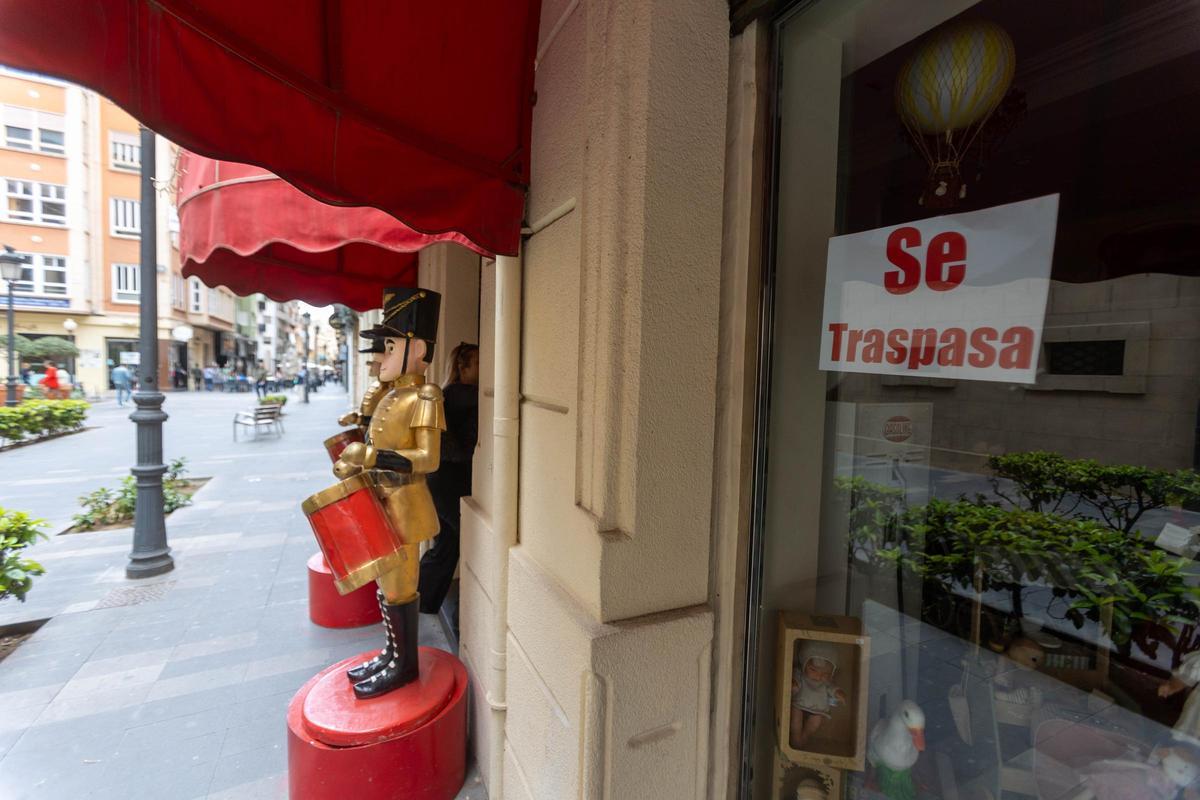 Un negocio con cartel de "se traspasa" en entorno Teatro Principal de Alicante.