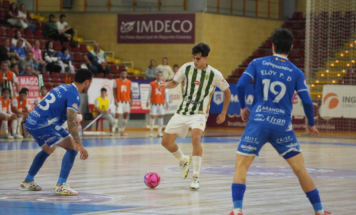 Hugo controla el balón en el choque frente al Manzanares.
