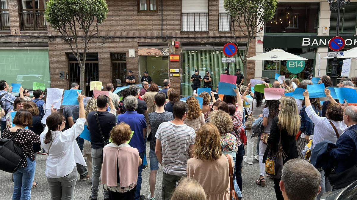 Los funcionairos protestan ante la Gerencia Territorial del Ministerio de Justicia.