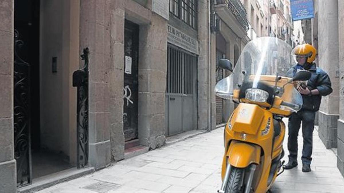 El cartero de la calle de Sant Pere Mitjà, a punto de entregar un carta.