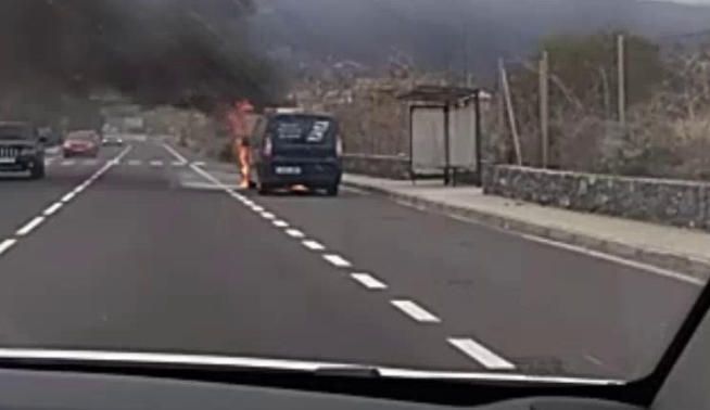 Arde un furgón fúnebre en Tenerife