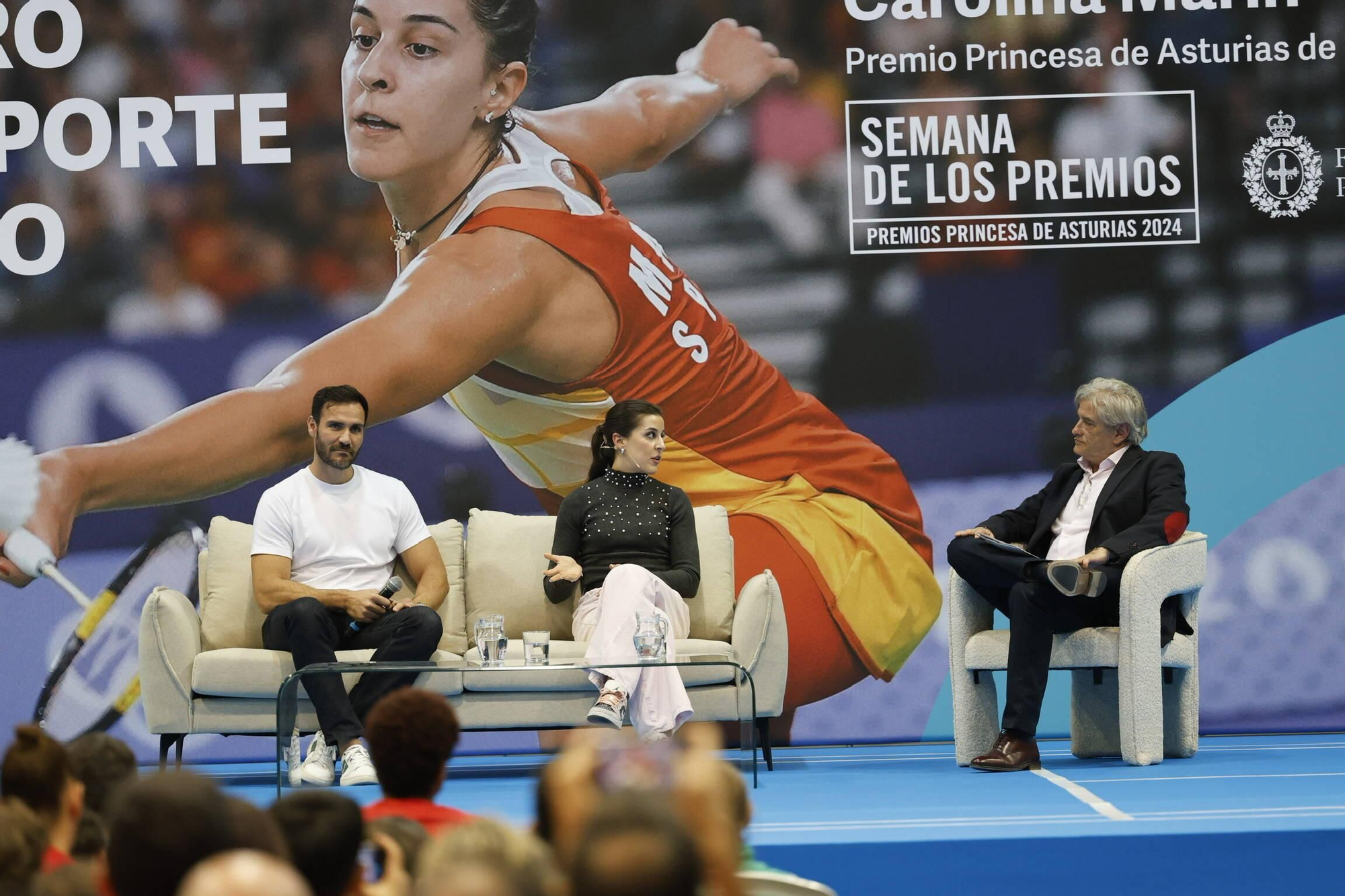 Carolina Marín recibe el cariño de medio millar de deportistas asturianos en Gijón y la visita sorpresa de Saúl Craviotto