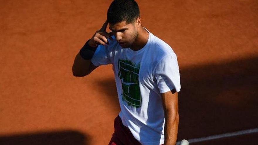 Carlos Alcaraz entrenando en las pistas de Roland Garros