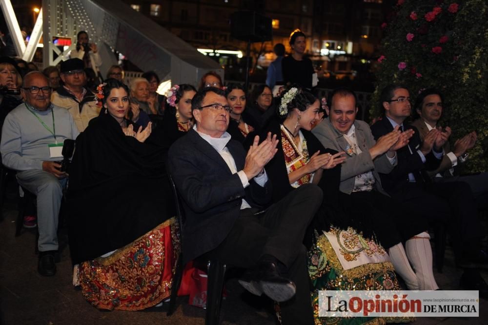 Festival de folclore en el Puente de Hierro