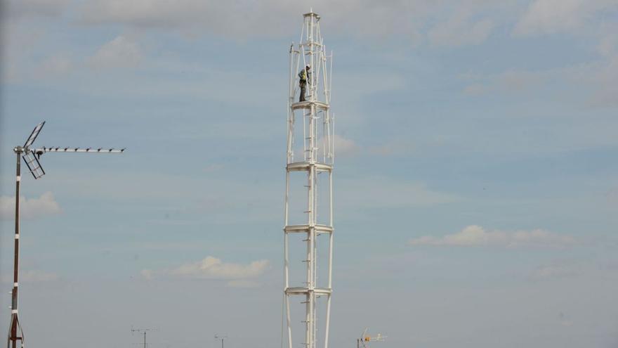 Un operario en la nueva estación base de telefonía cuando se instaló hace dos semanas.  | J. A. G.