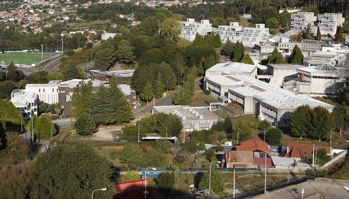 Los terrenos que albergan el geriátrico (izq.) y el CIFP Manuel Antonio (der.) |   // RICARDO GROBAS
