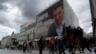 PSOE denuncia una lona frente al Congreso con la foto de Sánchez y la palabra "corrupto"