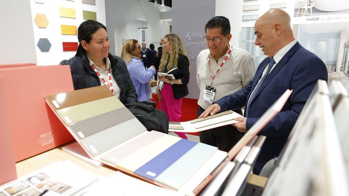 Asistentes a la feria Coverings descubren las variantes de producto de un expositor, en una de las ediciones anteriores.