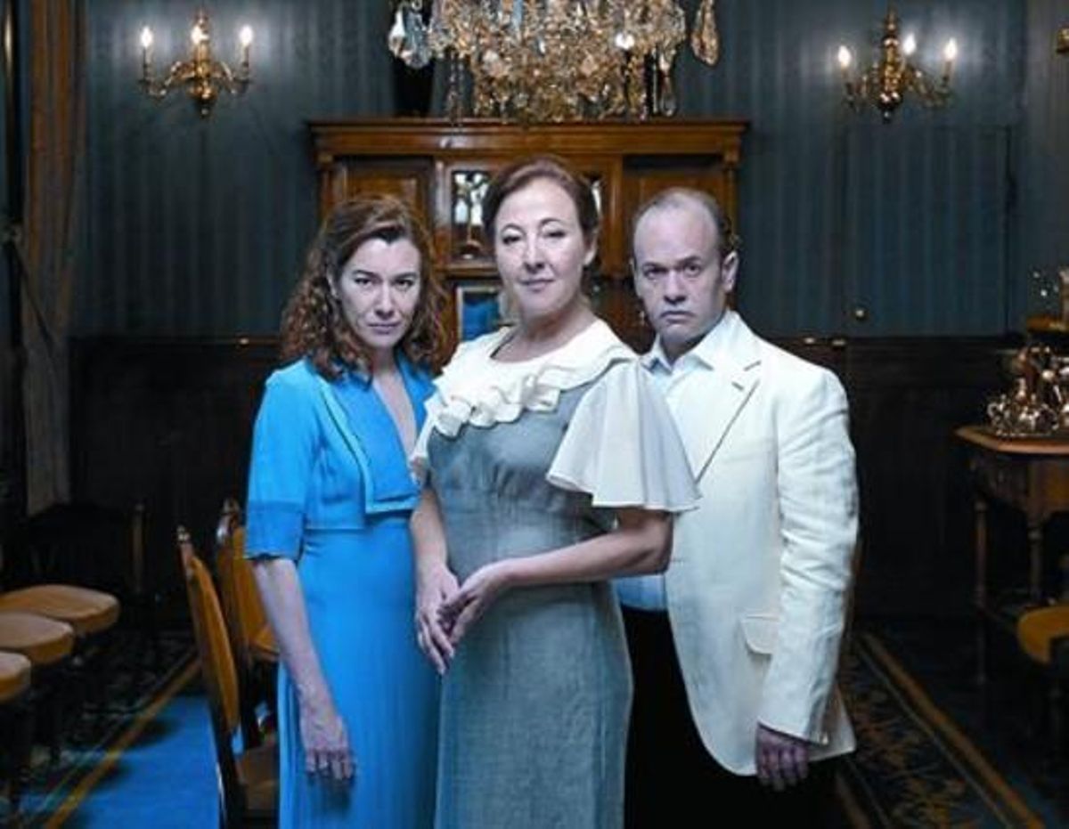 Àngels Bassas (Ritte), Carmen Machi (Dene) i Mingo Ràfols (Voss), en una imatge promocional. Àngels Bassas (Ritte), Carmen Machi (Dene) i Mingo Ràfols (Voss), en una imatge promocional.