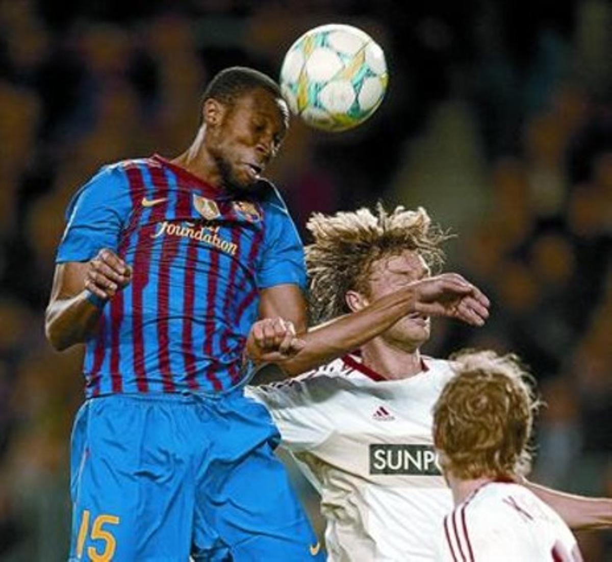 Keita s’anticipa de cap a Rolfes i a Kiessling, ahir a la nit al Camp Nou. Keita s’anticipa de cap a Rolfes i a Kiessling, ahir a la nit al Camp Nou.
